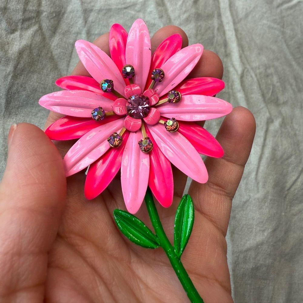 Mid Century Mod Pink & Green Enamel Daisy Flower Power Brooch with Rhinestone Ac - Picture 2 of 4